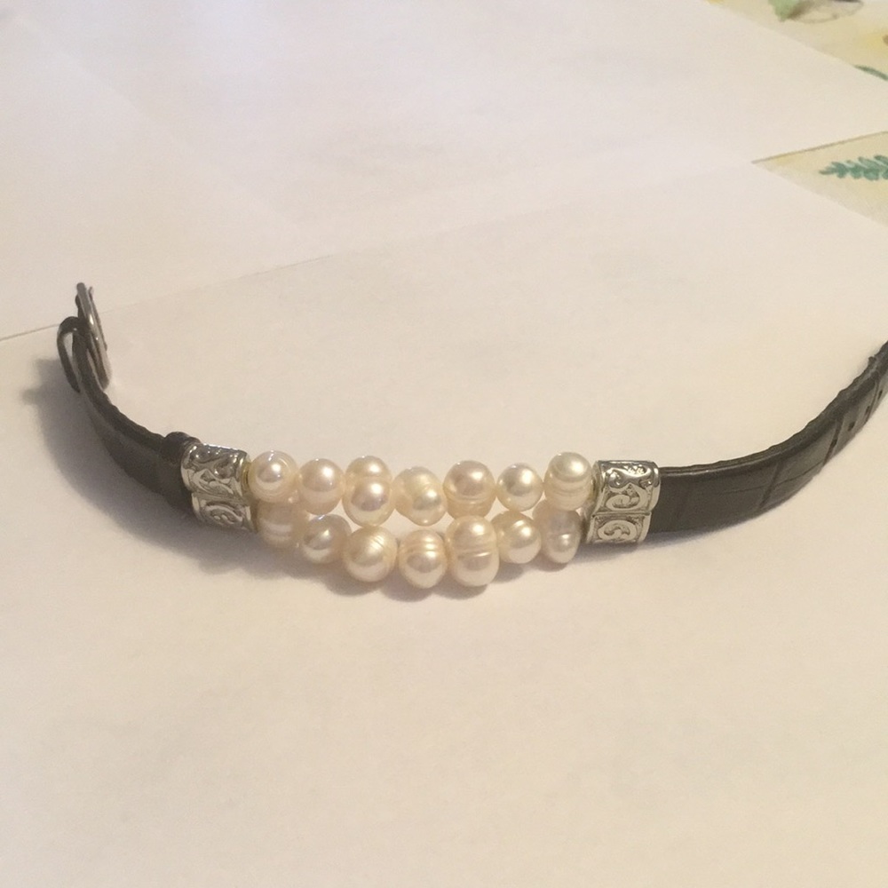 Black leather and freshwater bracelet